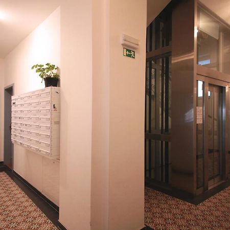 Modern Futuristic Apartment / Zizkov Tv Tower + Metro Station 프라하 외부 사진