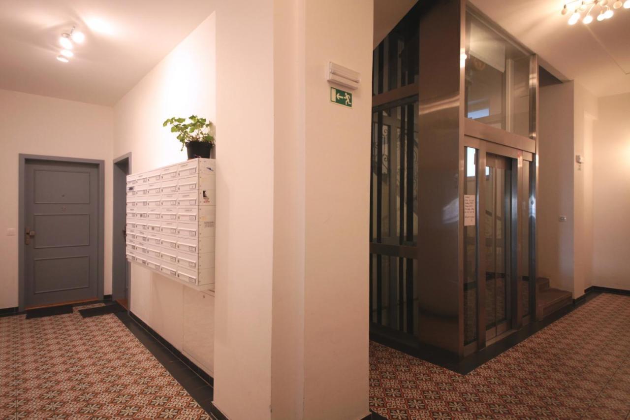 Modern Futuristic Apartment / Zizkov Tv Tower + Metro Station 프라하 외부 사진