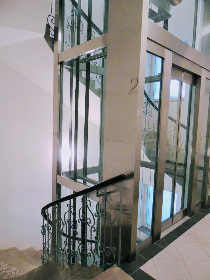 Modern Futuristic Apartment / Zizkov Tv Tower + Metro Station 프라하 외부 사진