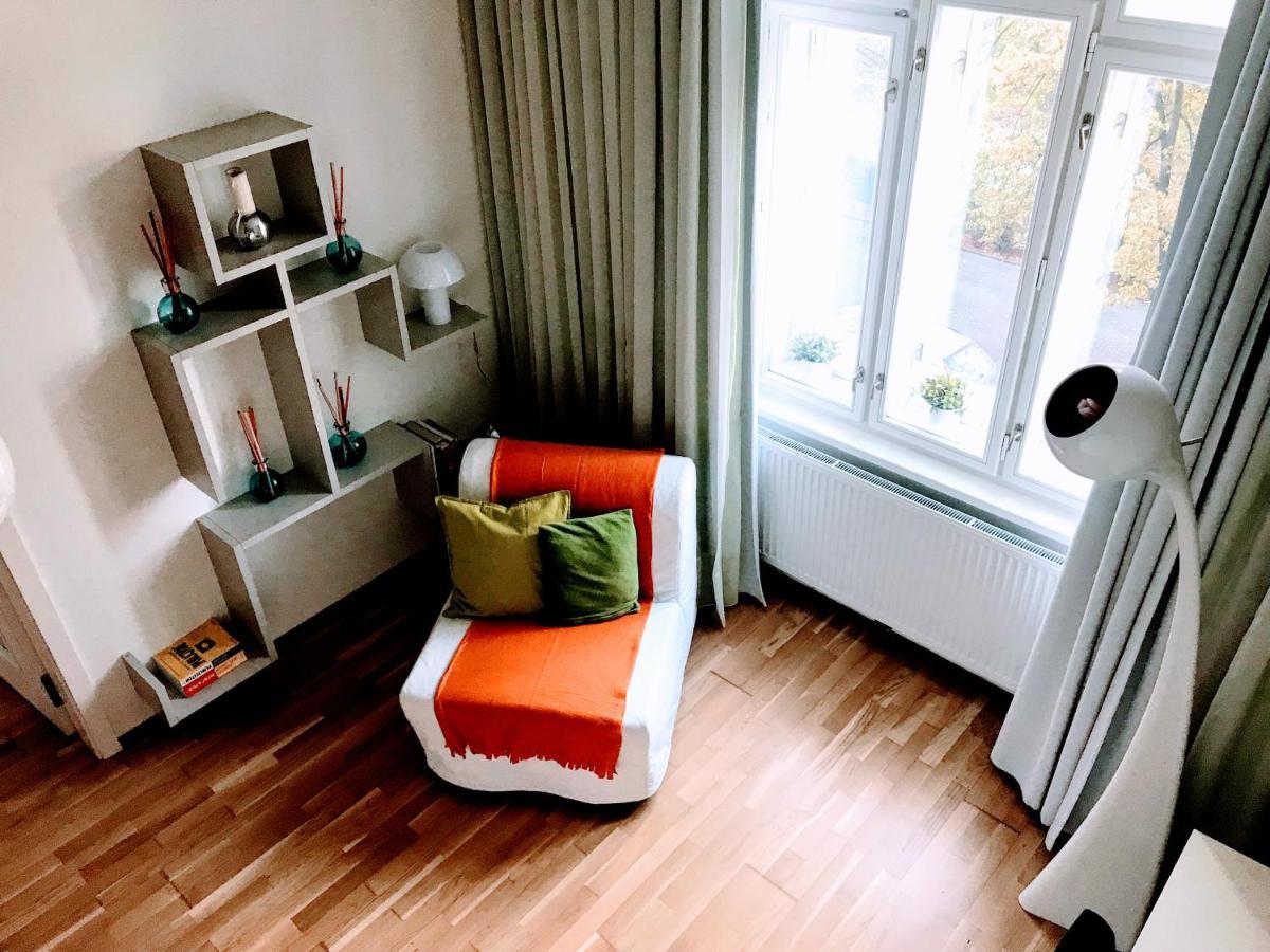Modern Futuristic Apartment / Zizkov Tv Tower + Metro Station 프라하 외부 사진
